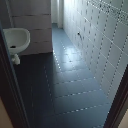 Tanie Pokoj Nr 10 1-2 Osobowy Z Lazienka Na Korytarzu